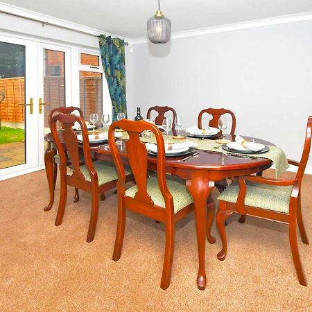 The Glade By Yourstays Huge Single Detached Holiday Home With Big Garden Newcastle-under-Lyme Zewnętrze zdjęcie