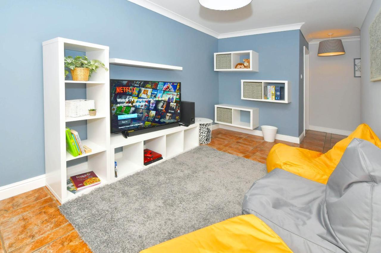 The Glade By Yourstays Huge Single Detached Holiday Home With Big Garden Newcastle-under-Lyme Zewnętrze zdjęcie