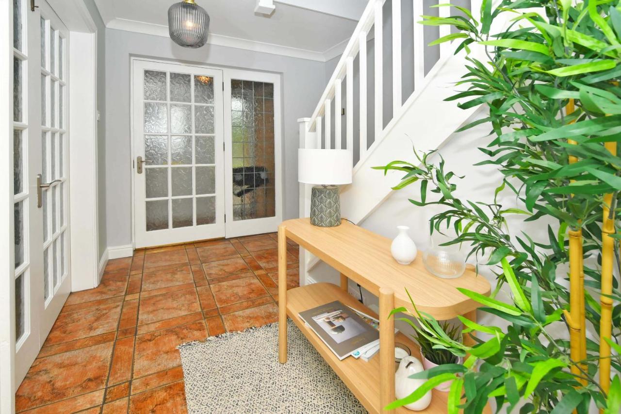 The Glade By Yourstays Huge Single Detached Holiday Home With Big Garden Newcastle-under-Lyme Zewnętrze zdjęcie
