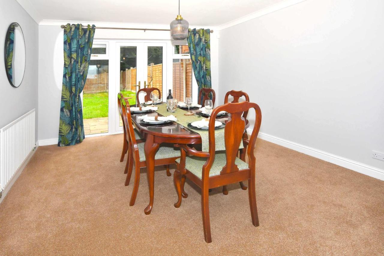 The Glade By Yourstays Huge Single Detached Holiday Home With Big Garden Newcastle-under-Lyme Zewnętrze zdjęcie