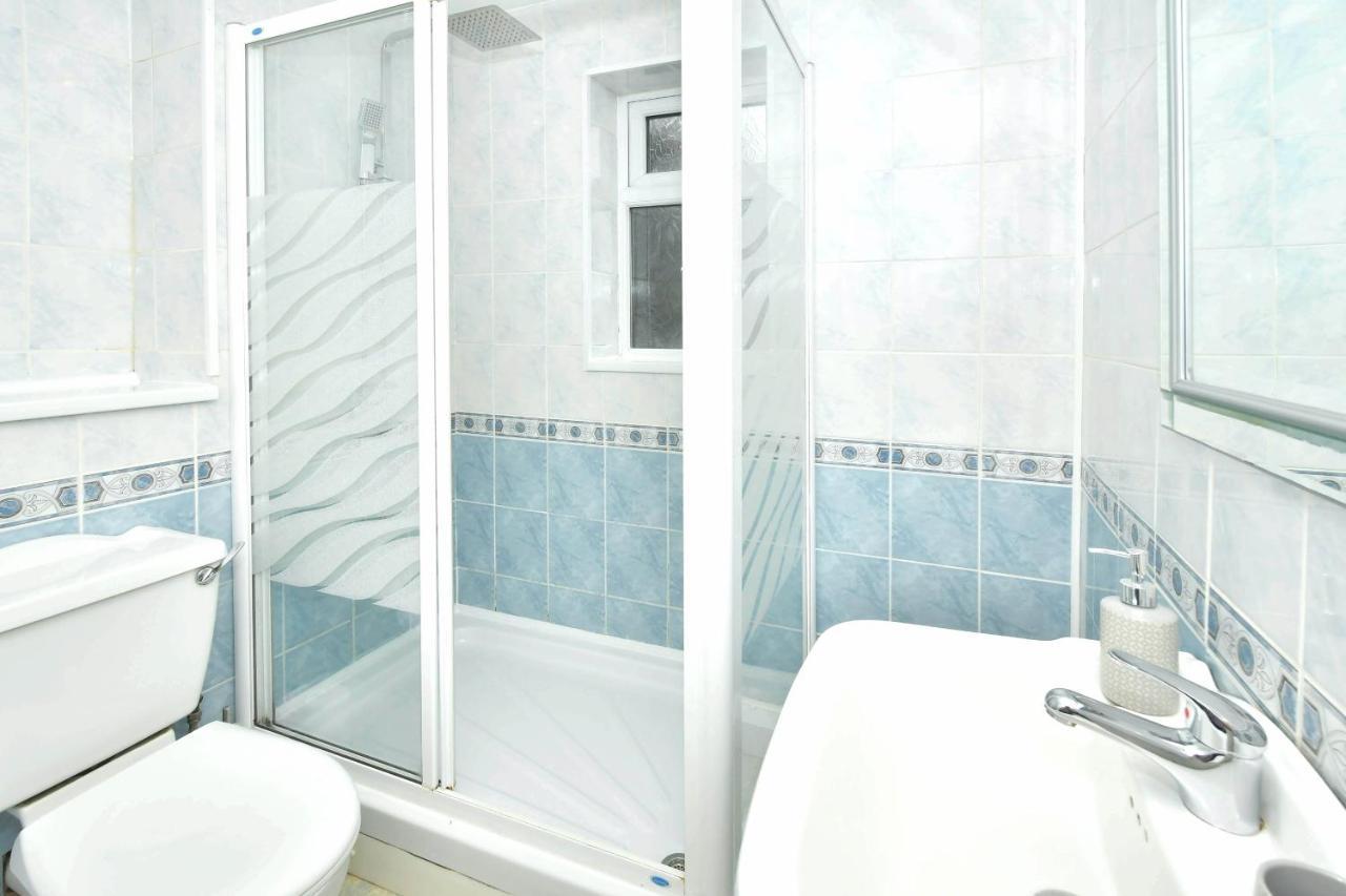 The Glade By Yourstays Huge Single Detached Holiday Home With Big Garden Newcastle-under-Lyme Zewnętrze zdjęcie