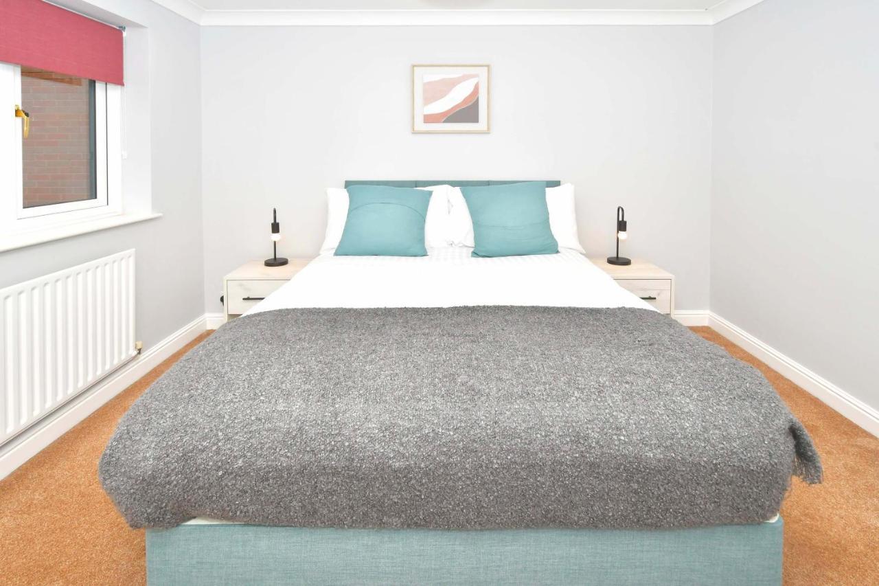 The Glade By Yourstays Huge Single Detached Holiday Home With Big Garden Newcastle-under-Lyme Zewnętrze zdjęcie