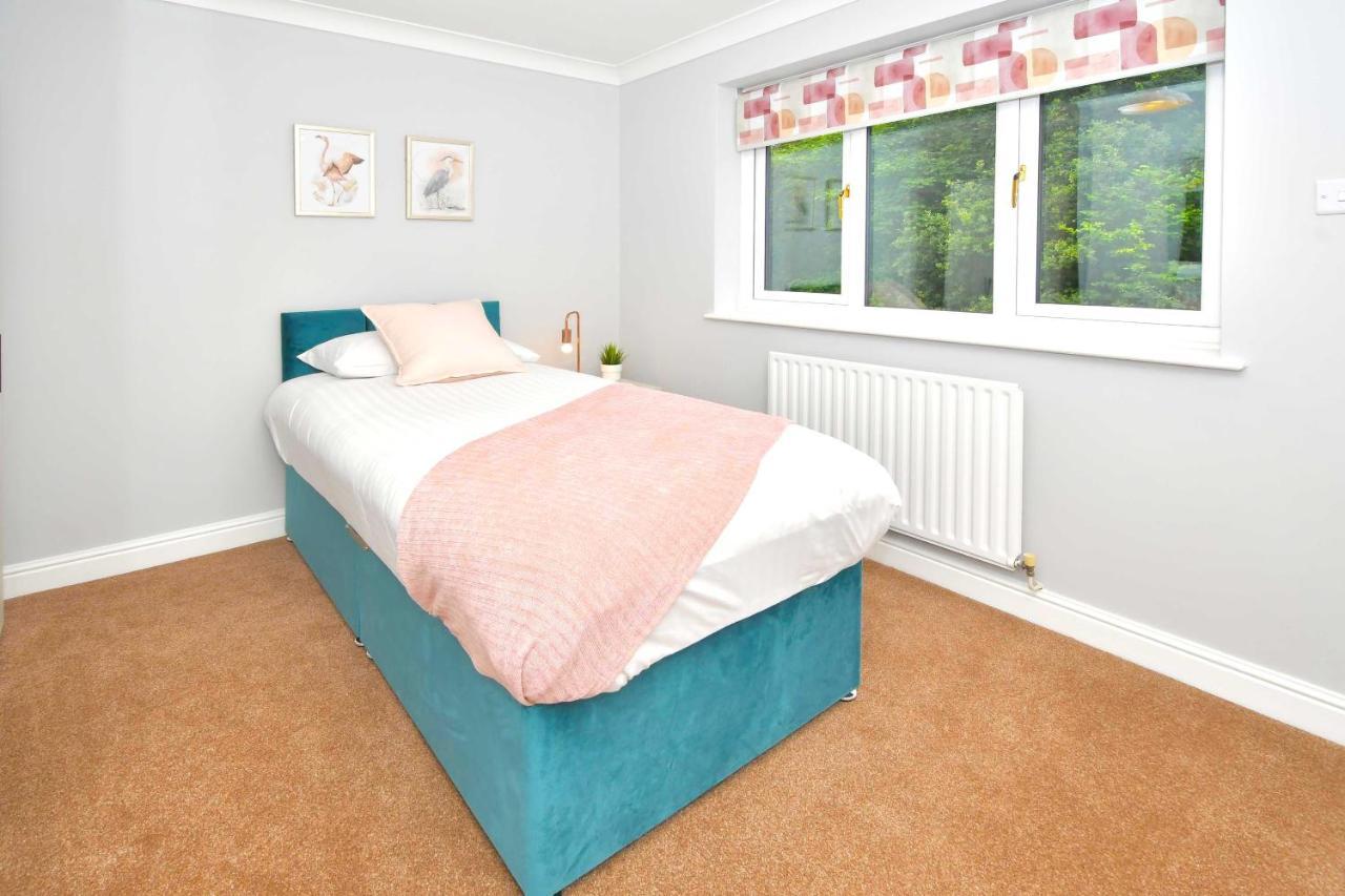 The Glade By Yourstays Huge Single Detached Holiday Home With Big Garden Newcastle-under-Lyme Zewnętrze zdjęcie