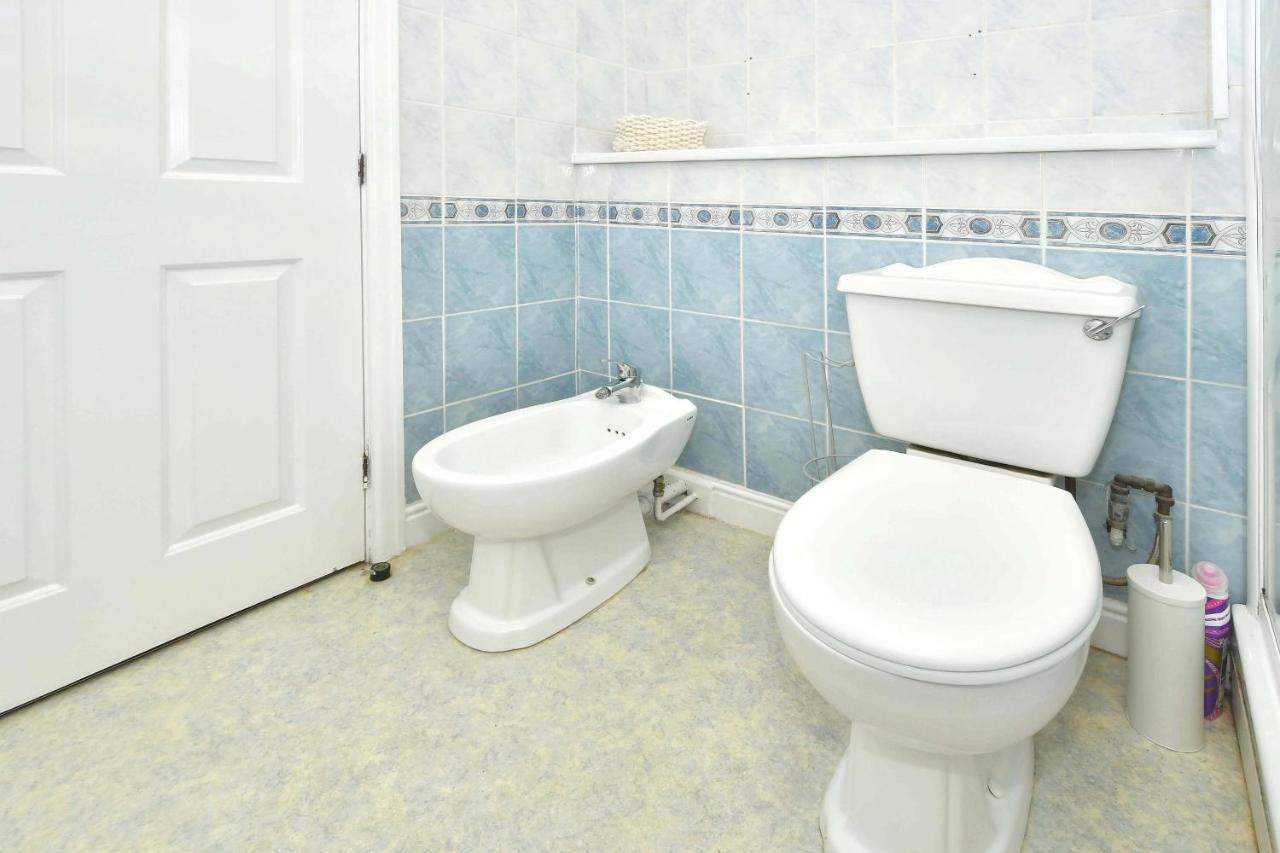 The Glade By Yourstays Huge Single Detached Holiday Home With Big Garden Newcastle-under-Lyme Zewnętrze zdjęcie