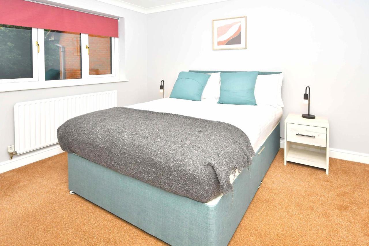 The Glade By Yourstays Huge Single Detached Holiday Home With Big Garden Newcastle-under-Lyme Zewnętrze zdjęcie