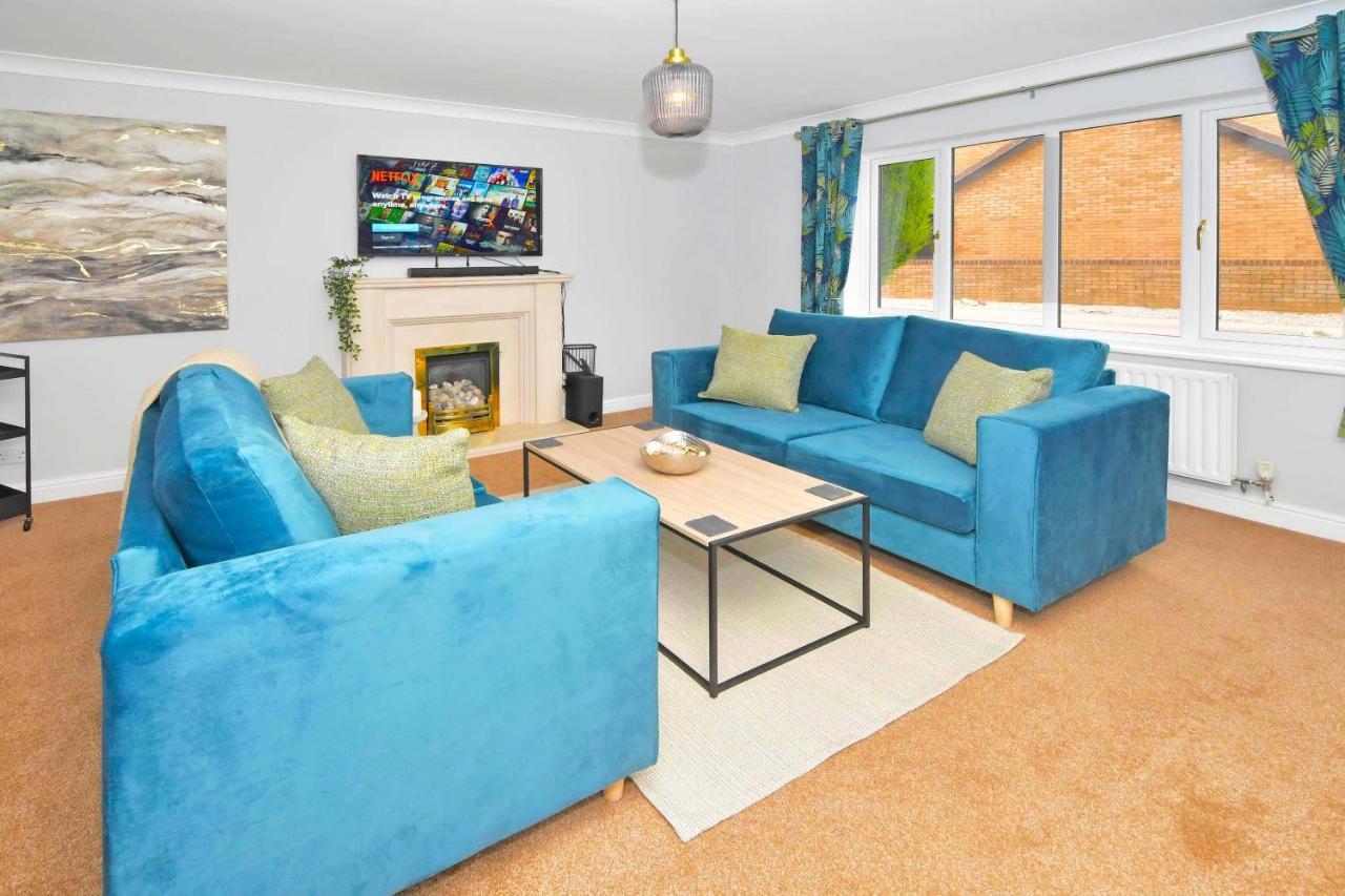 The Glade By Yourstays Huge Single Detached Holiday Home With Big Garden Newcastle-under-Lyme Zewnętrze zdjęcie