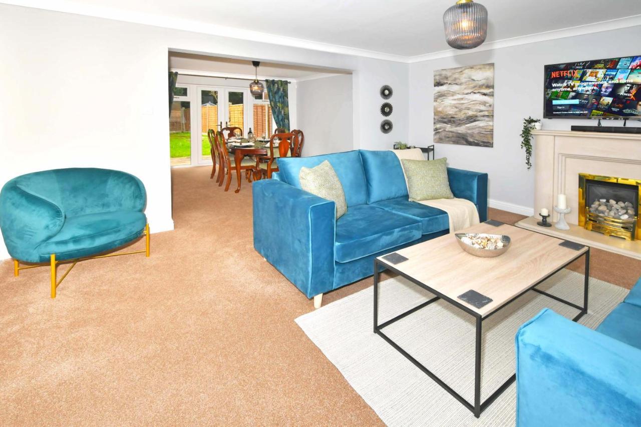 The Glade By Yourstays Huge Single Detached Holiday Home With Big Garden Newcastle-under-Lyme Zewnętrze zdjęcie