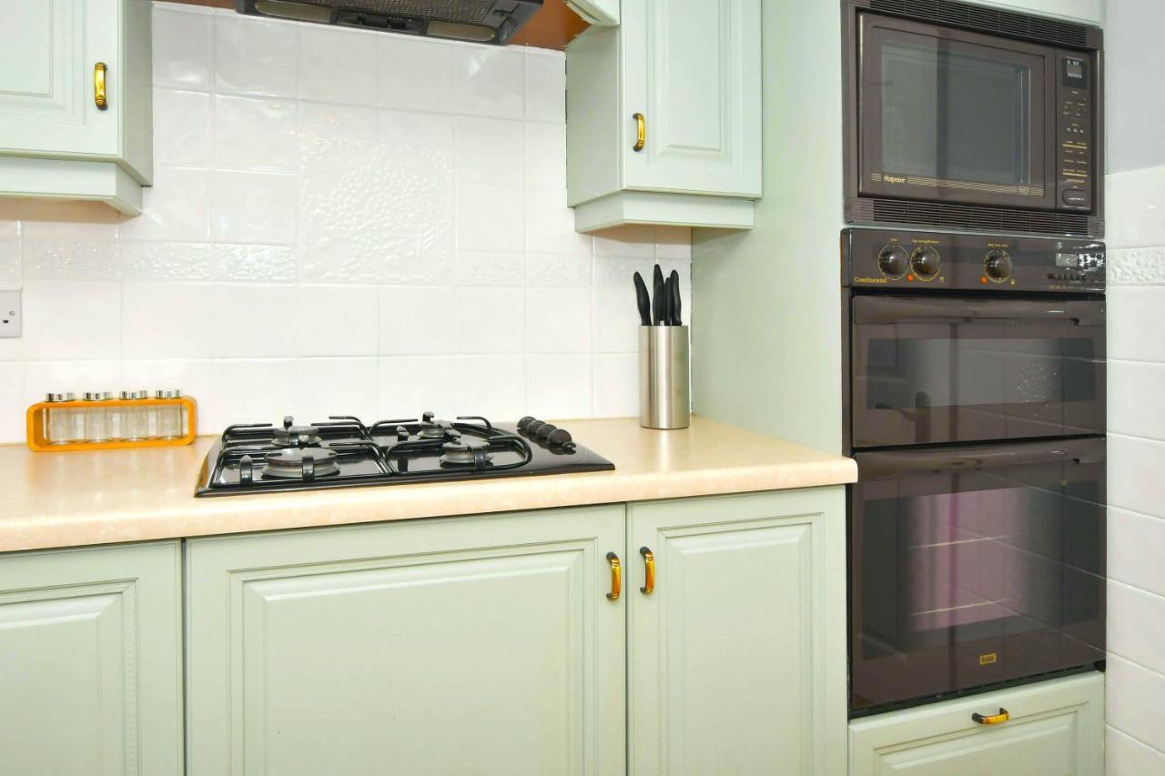 The Glade By Yourstays Huge Single Detached Holiday Home With Big Garden Newcastle-under-Lyme Zewnętrze zdjęcie