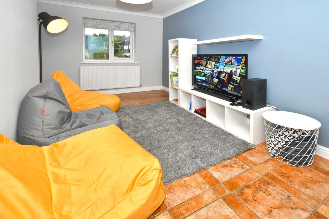 The Glade By Yourstays Huge Single Detached Holiday Home With Big Garden Newcastle-under-Lyme Zewnętrze zdjęcie