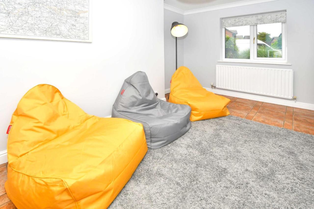 The Glade By Yourstays Huge Single Detached Holiday Home With Big Garden Newcastle-under-Lyme Zewnętrze zdjęcie