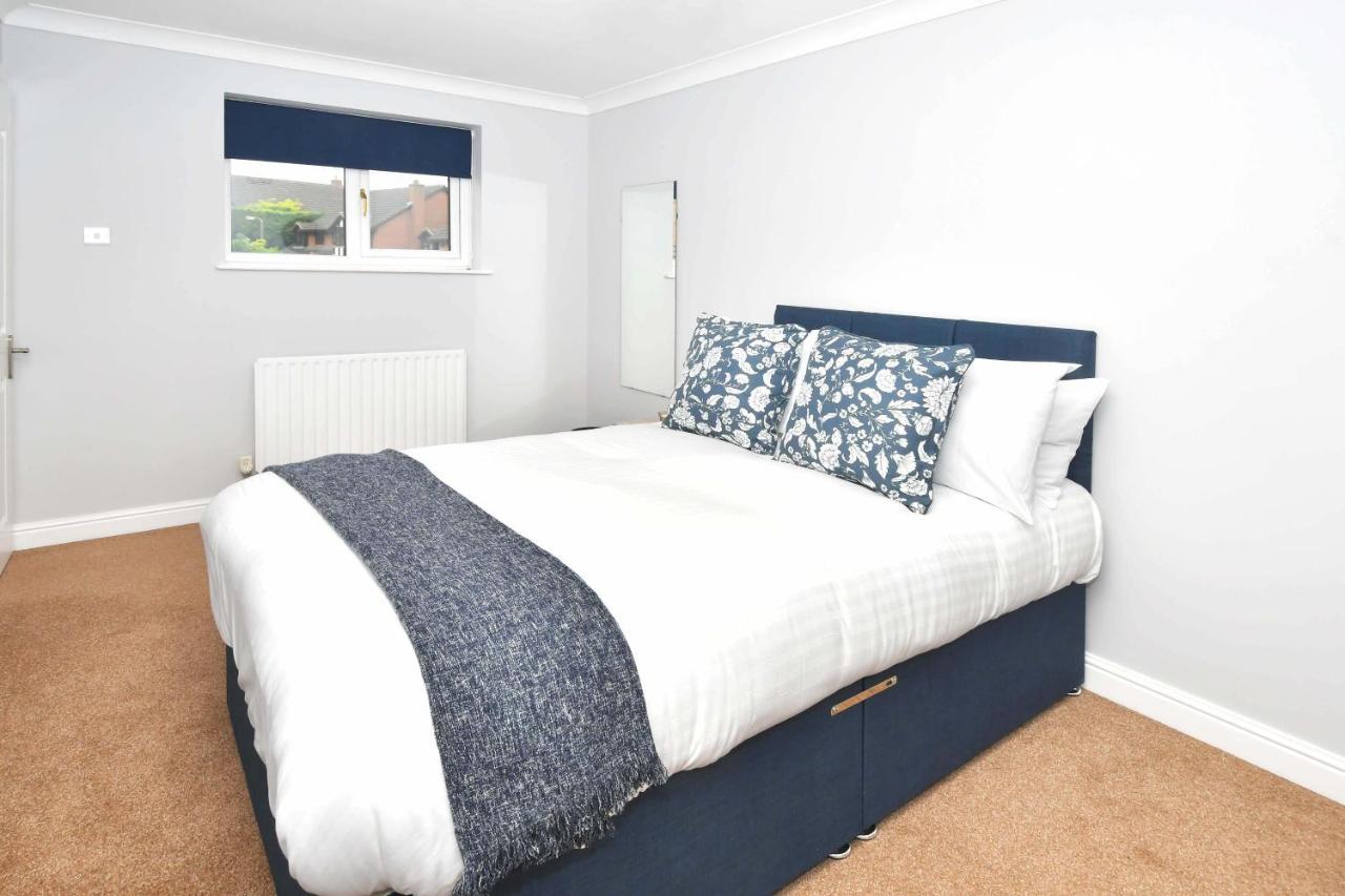 The Glade By Yourstays Huge Single Detached Holiday Home With Big Garden Newcastle-under-Lyme Zewnętrze zdjęcie