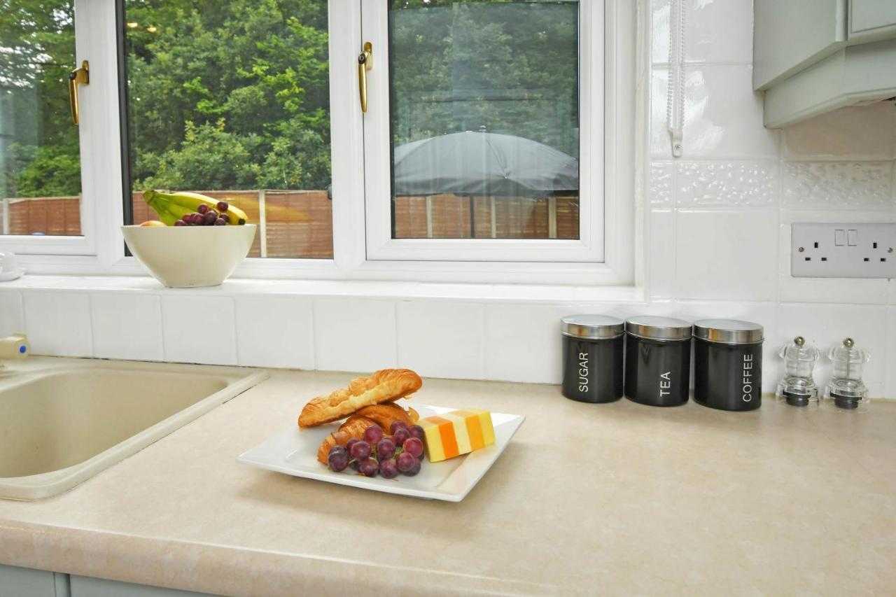 The Glade By Yourstays Huge Single Detached Holiday Home With Big Garden Newcastle-under-Lyme Zewnętrze zdjęcie