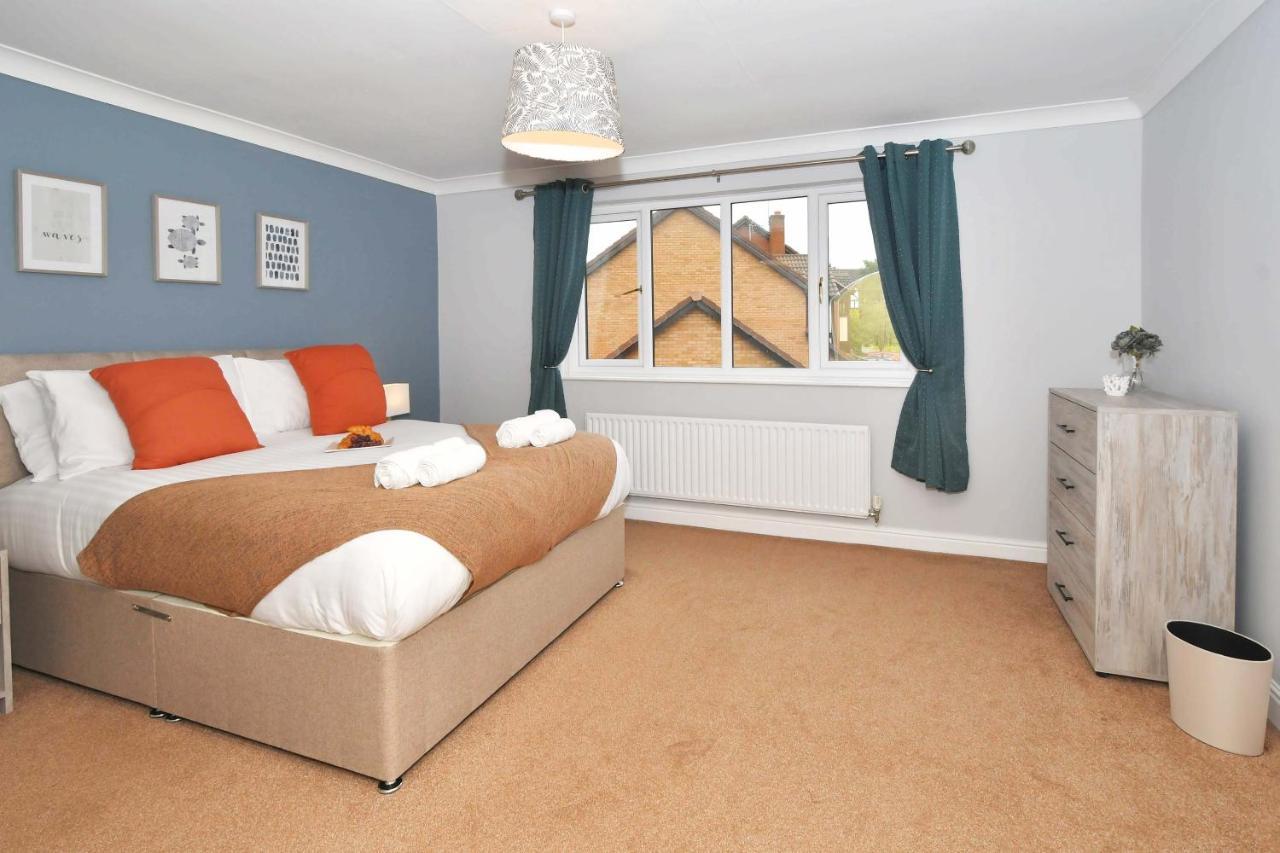 The Glade By Yourstays Huge Single Detached Holiday Home With Big Garden Newcastle-under-Lyme Zewnętrze zdjęcie