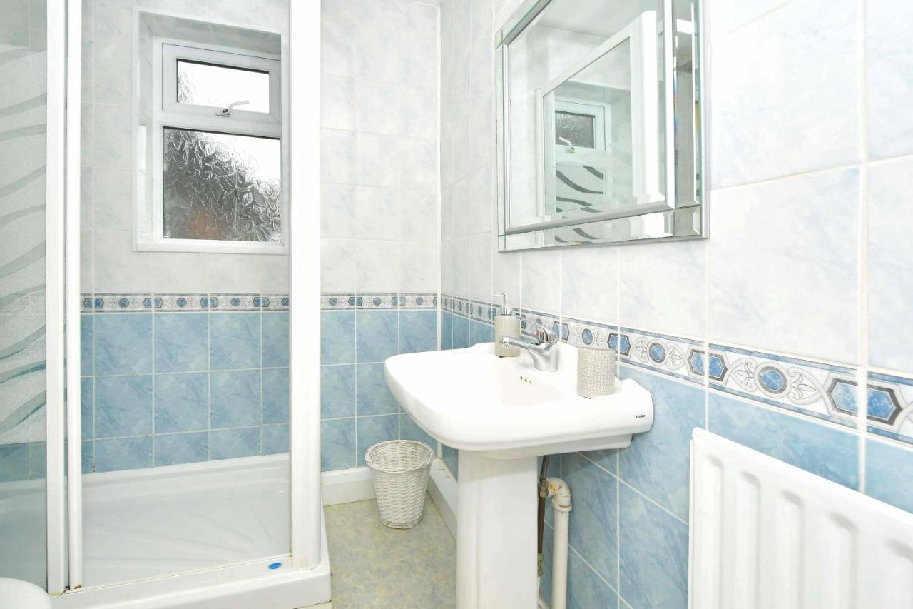 The Glade By Yourstays Huge Single Detached Holiday Home With Big Garden Newcastle-under-Lyme Zewnętrze zdjęcie