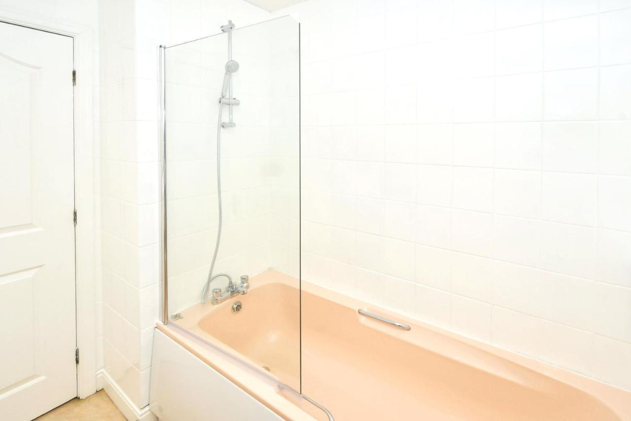 The Glade By Yourstays Huge Single Detached Holiday Home With Big Garden Newcastle-under-Lyme Zewnętrze zdjęcie