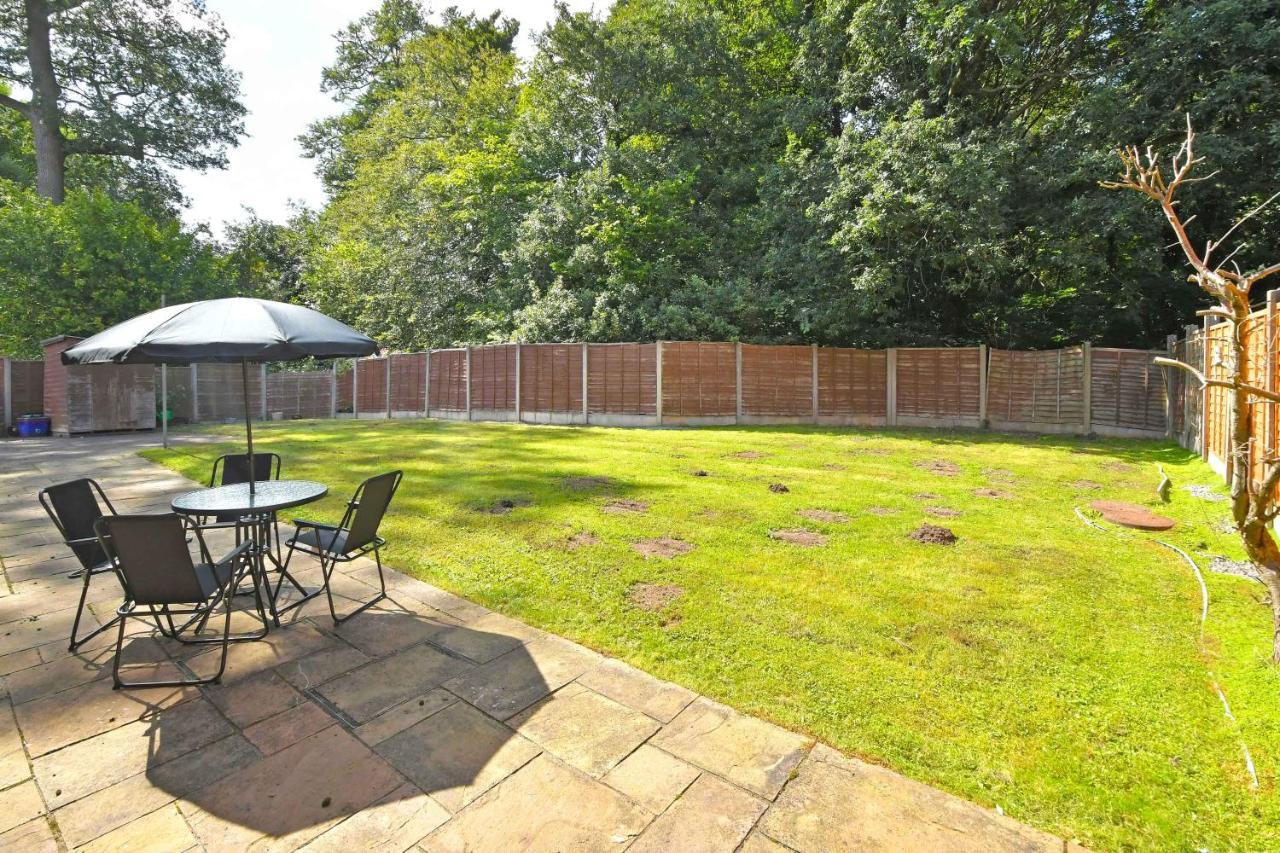 The Glade By Yourstays Huge Single Detached Holiday Home With Big Garden Newcastle-under-Lyme Zewnętrze zdjęcie