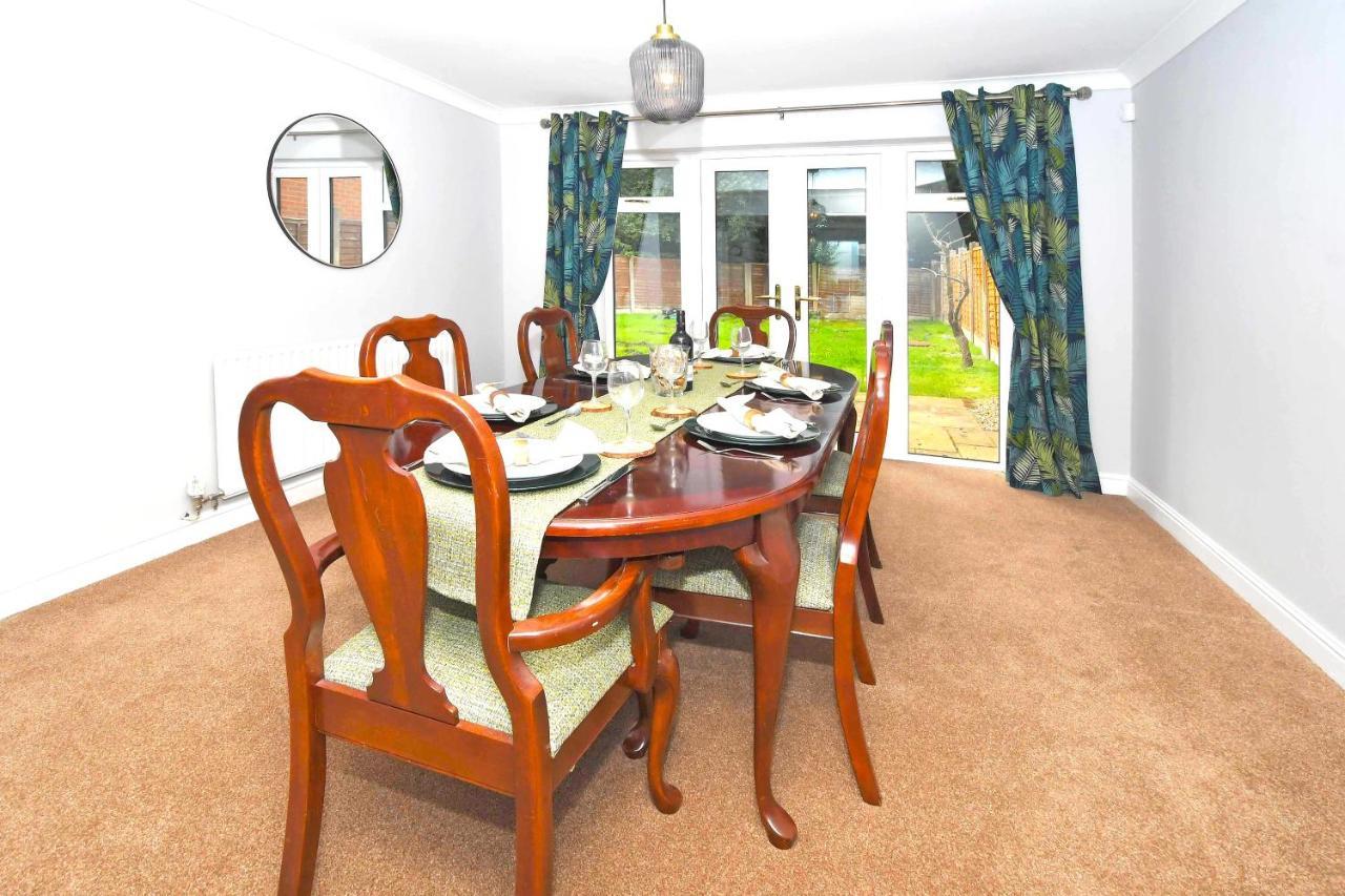 The Glade By Yourstays Huge Single Detached Holiday Home With Big Garden Newcastle-under-Lyme Zewnętrze zdjęcie