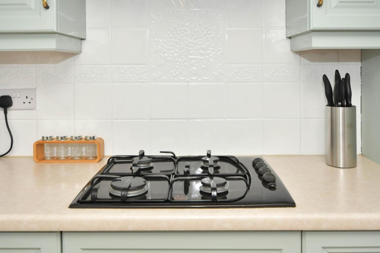 The Glade By Yourstays Huge Single Detached Holiday Home With Big Garden Newcastle-under-Lyme Zewnętrze zdjęcie