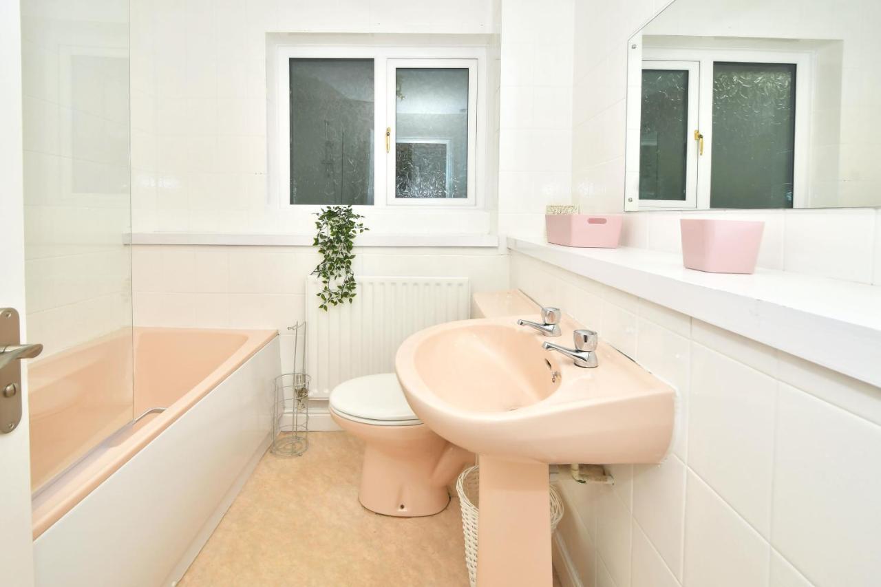 The Glade By Yourstays Huge Single Detached Holiday Home With Big Garden Newcastle-under-Lyme Zewnętrze zdjęcie