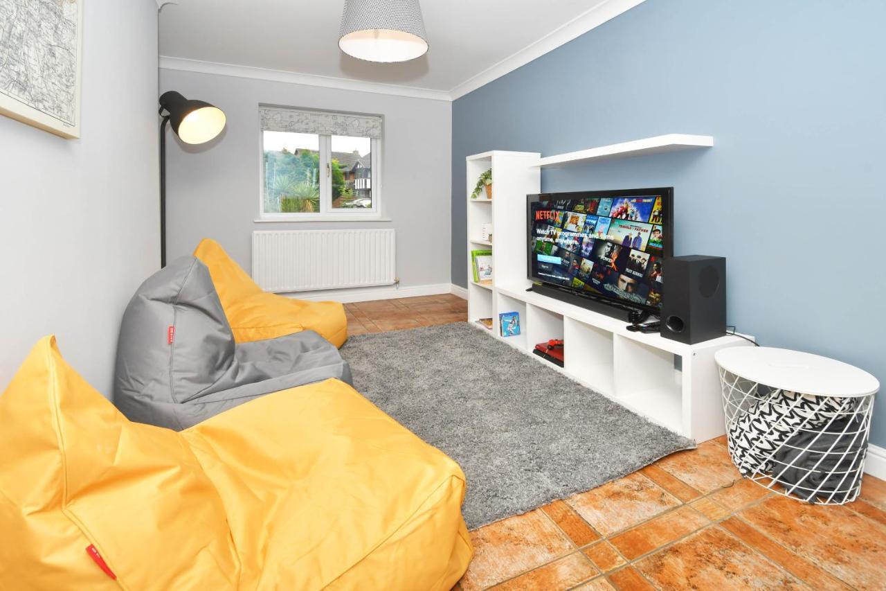 The Glade By Yourstays Huge Single Detached Holiday Home With Big Garden Newcastle-under-Lyme Zewnętrze zdjęcie