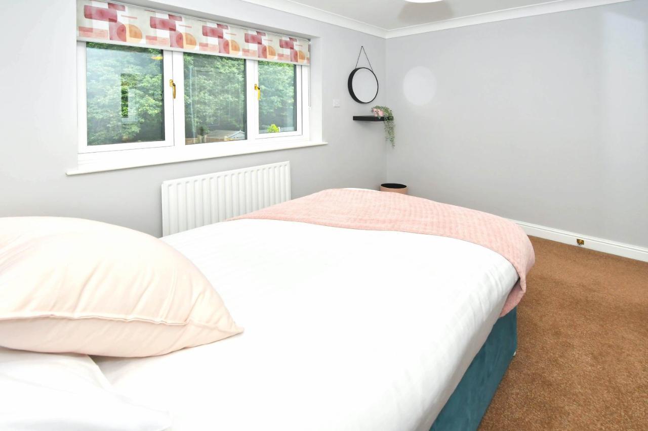 The Glade By Yourstays Huge Single Detached Holiday Home With Big Garden Newcastle-under-Lyme Zewnętrze zdjęcie
